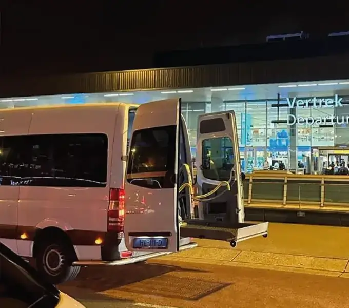 Rolstoelbus bij Schiphol voor reizigers uit Lelystad